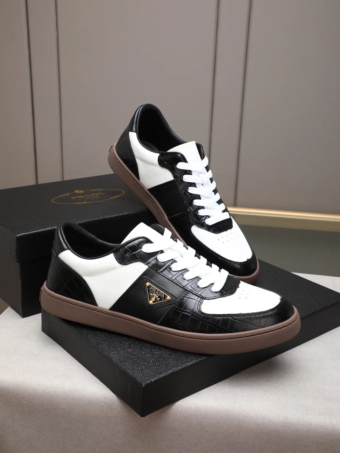 Men's shoes💰420💰 Brand: PRADA (Prada) Standard code: Men's code 38–44 (45 can be customized) Material: Original cowhide, breathable sheep lining Special outsole Style category: Men's fashionable casual sneakers Low-key luxury! Color: actual picture color